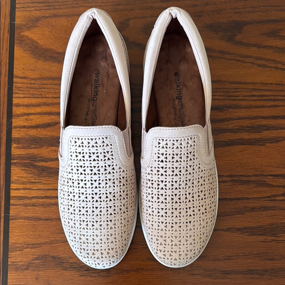 Walking Cradles tan/cream Flats
